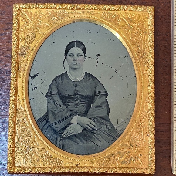 1860s 1/6 Plate Ambrotype Photo of a Young Woman with Brass Mat and Preserver - Picture 1 of 4